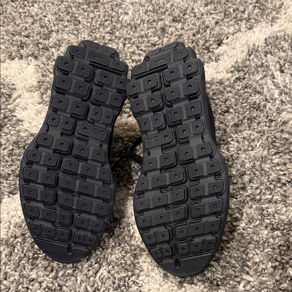 ALO Yoga Men's Black Sneakers - Picture 2 of 6